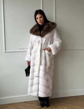 Шуба фасон кимоно из аукционной норки с капюшоном кобра из меха куницы