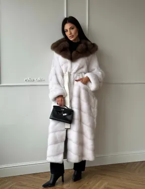 Шуба фасон кимоно из аукционной норки с капюшоном кобра из меха куницы