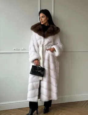 Шуба фасон кимоно из аукционной норки с капюшоном кобра из меха куницы