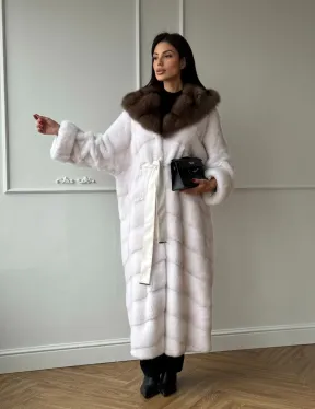 Шуба фасон кимоно из аукционной норки с капюшоном кобра из меха куницы