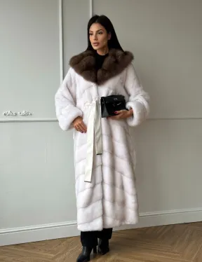 Шуба фасон кимоно из аукционной норки с капюшоном кобра из меха куницы