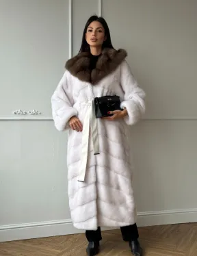 Шуба фасон кимоно из аукционной норки с капюшоном кобра из меха куницы