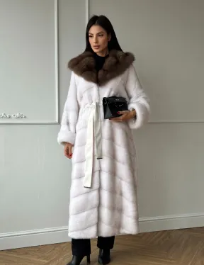 Шуба фасон кимоно из аукционной норки с капюшоном кобра из меха куницы