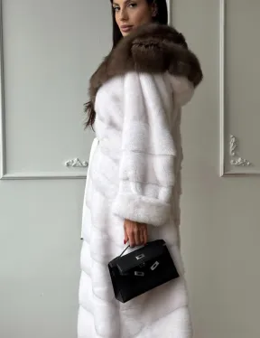 Шуба фасон кимоно из аукционной норки с капюшоном кобра из меха куницы