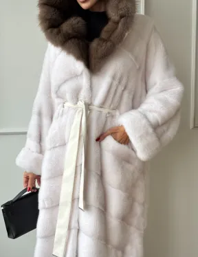 Шуба фасон кимоно из аукционной норки с капюшоном кобра из меха куницы