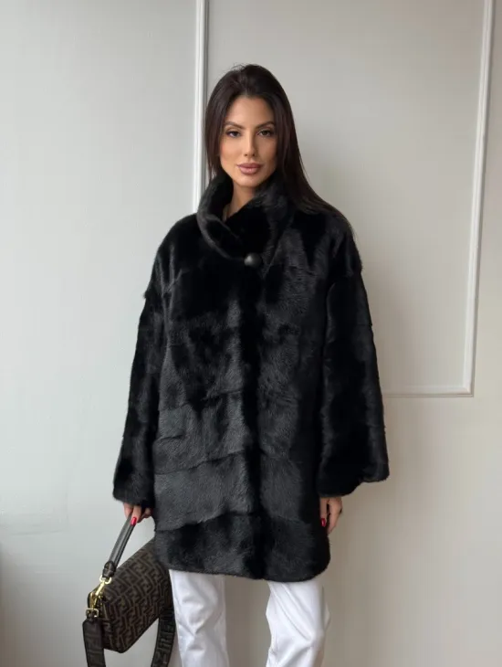 Черный полушубок из натурального меха, стойка воротник