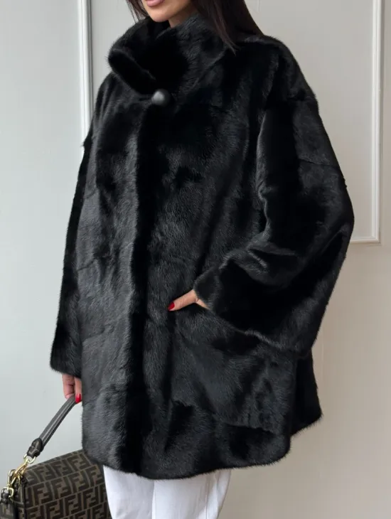 Черный полушубок из натурального меха, стойка воротник