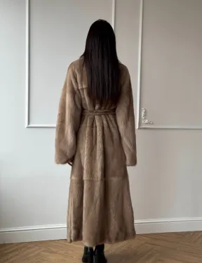 Длинная шуба прямого кроя из меха североамериканской норки с боковыми шлицами