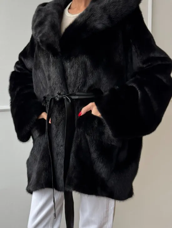 Летучая мышь шуба из черной норки с меховым капюшоном - оверсайз
