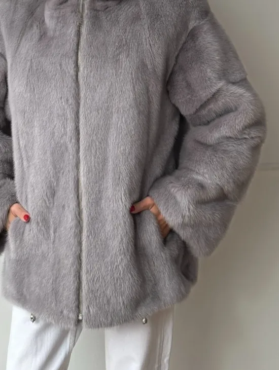 Женский меховой бомбер из аукционной норки с капюшоном  на молнии