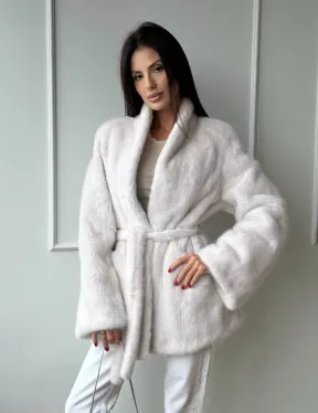 Белый меховой жакет из норки с V-образным воротником и поясом