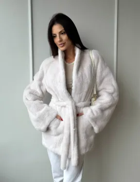 Белый меховой жакет из норки с V-образным воротником и поясом