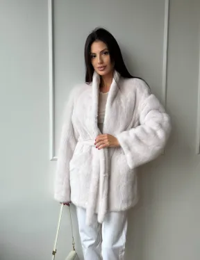 Белый меховой жакет из норки с V-образным воротником и поясом