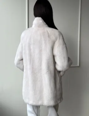 Белый меховой жакет из норки с V-образным воротником и поясом