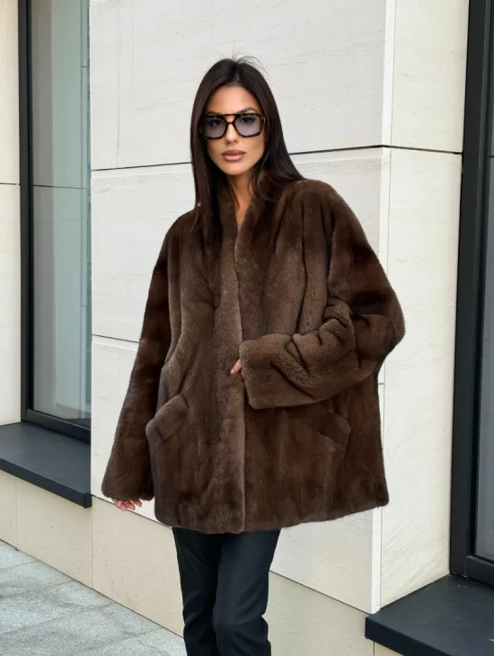 Стильная шубка из меха норки SAGA FURS  в цвете соболь