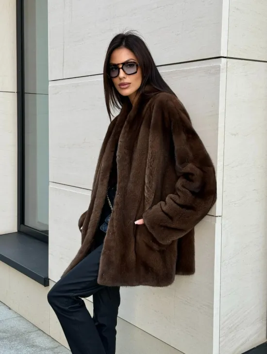 Стильная шубка из меха норки SAGA FURS  в цвете соболь