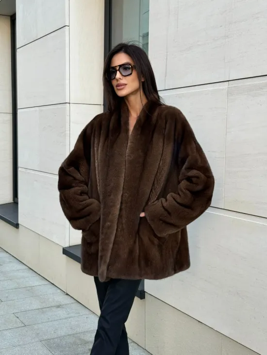 Стильная шубка из меха норки SAGA FURS  в цвете соболь