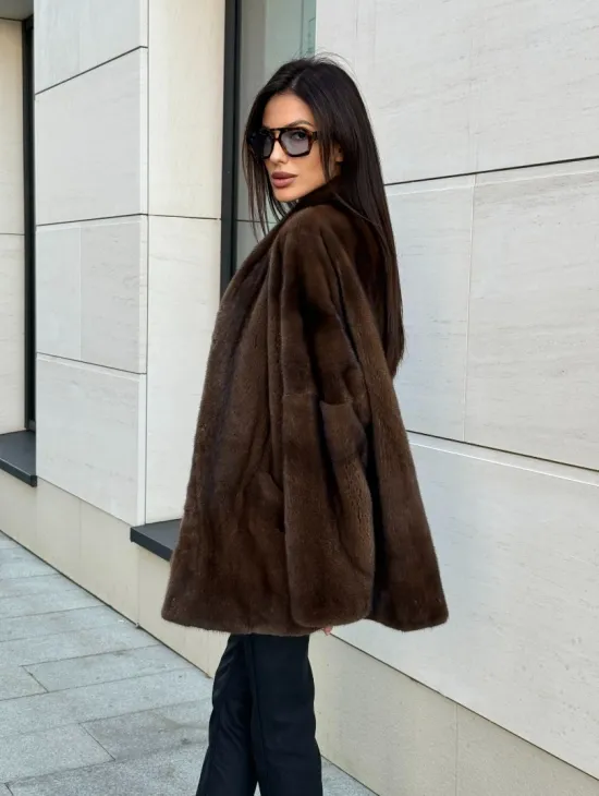 Стильная шубка из меха норки SAGA FURS  в цвете соболь