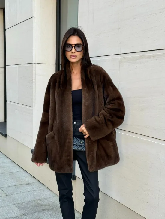 Стильная шубка из меха норки SAGA FURS  в цвете соболь