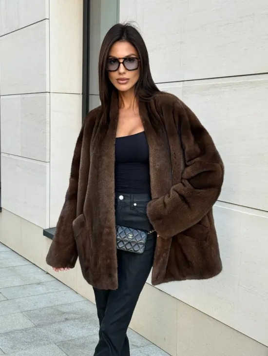 Стильная шубка из меха норки SAGA FURS  в цвете соболь