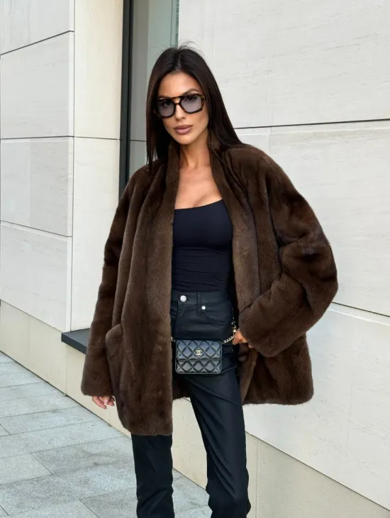 Стильная шубка из меха норки SAGA FURS  в цвете соболь