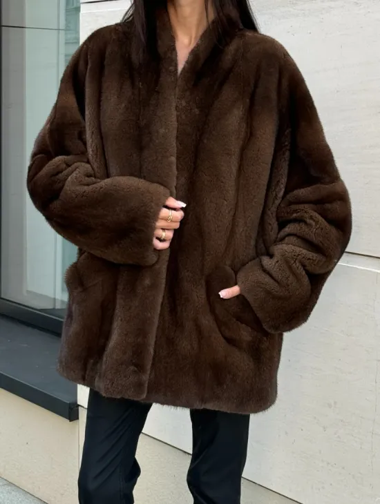 Стильная шубка из меха норки SAGA FURS  в цвете соболь