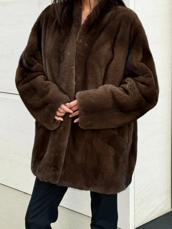 Стильная шубка из меха норки SAGA FURS  в цвете соболь