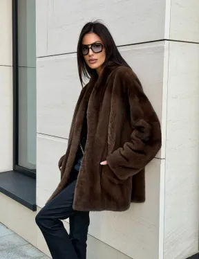 Стильная шубка из меха норки SAGA FURS  в цвете соболь