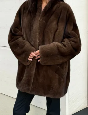 Стильная шубка из меха норки SAGA FURS  в цвете соболь