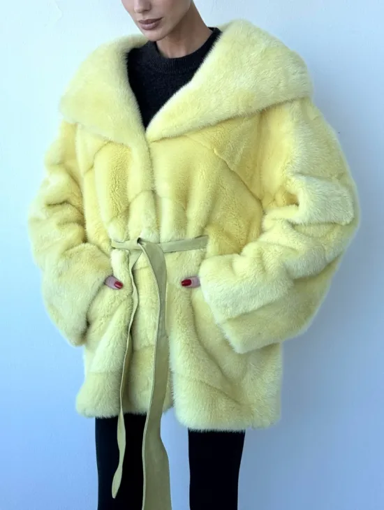 Полушубок кимоно из аукционной норки с капюшоном в нежно-желтом  цвете