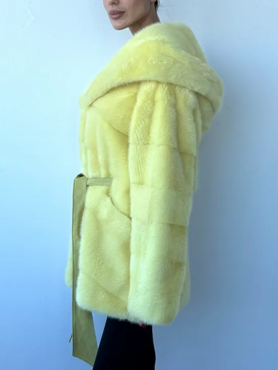 Полушубок кимоно из аукционной норки с капюшоном в нежно-желтом  цвете