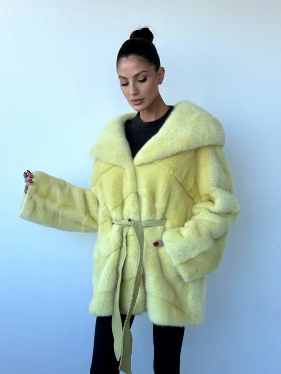 Полушубок кимоно из аукционной норки с капюшоном в нежно-желтом  цвете