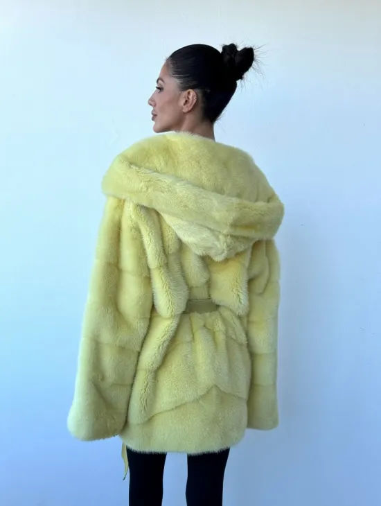 Полушубок кимоно из аукционной норки с капюшоном в нежно-желтом  цвете