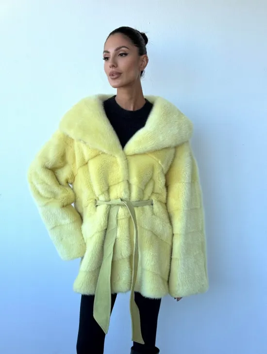 Полушубок кимоно из аукционной норки с капюшоном в нежно-желтом  цвете