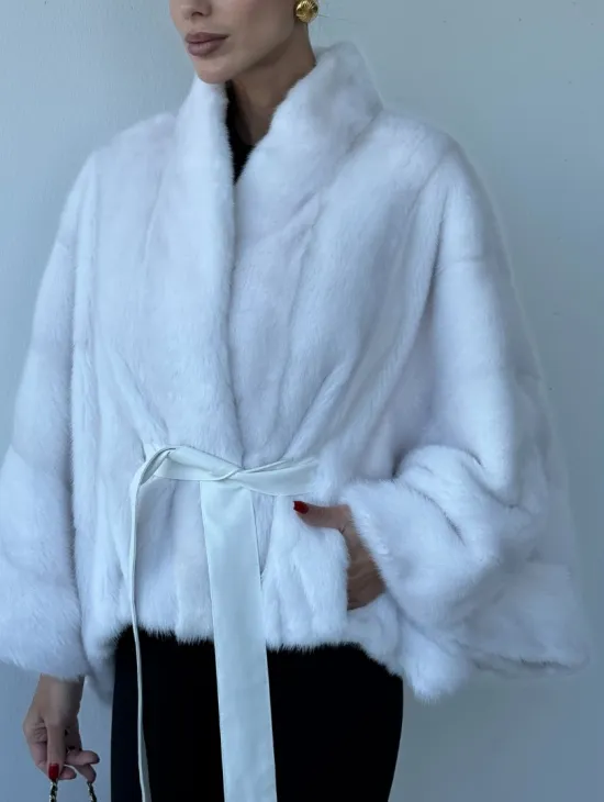 Белоснежное меховое манто из аукционной норки, фасон - летучая мышь