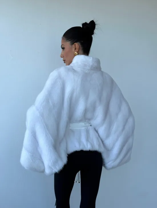 Белоснежное меховое манто из аукционной норки, фасон - летучая мышь