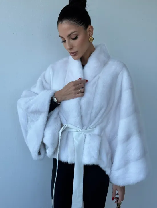 Белоснежное меховое манто из аукционной норки, фасон - летучая мышь