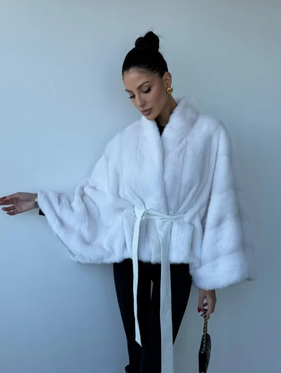 Белоснежное меховое манто из аукционной норки, фасон - летучая мышь