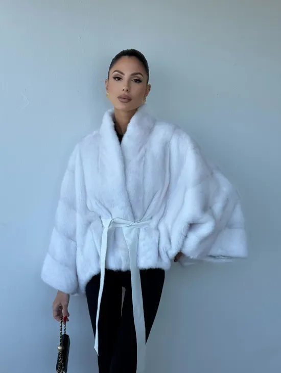 Белоснежное меховое манто из аукционной норки, фасон - летучая мышь