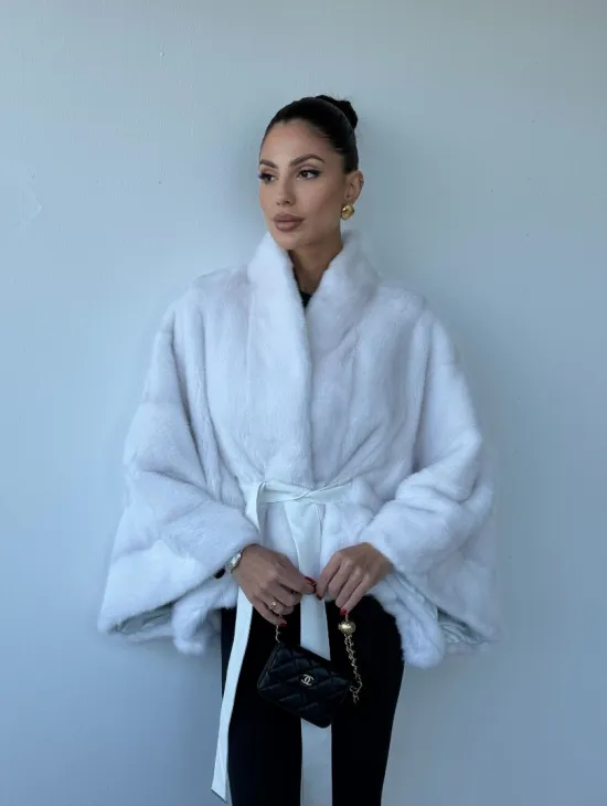 Белоснежное меховое манто из аукционной норки, фасон - летучая мышь