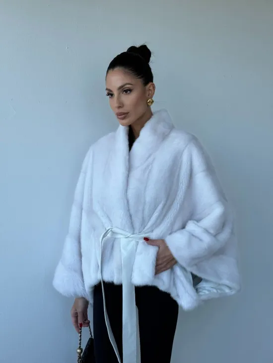 Белоснежное меховое манто из аукционной норки, фасон - летучая мышь