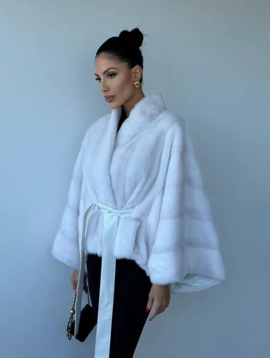 Белоснежное меховое манто из аукционной норки, фасон - летучая мышь