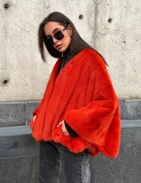 Красное меховое манто из норки, модель «Летучая мышь» с V - образной горловиной, без воротника