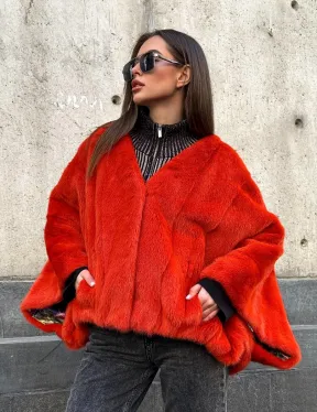 Красное меховое манто из норки, модель «Летучая мышь» с V - образной горловиной, без воротника