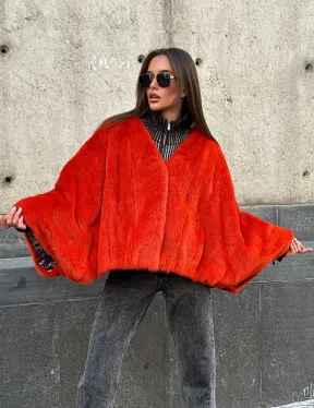 Красное меховое манто из норки, модель «Летучая мышь» с V - образной горловиной, без воротника