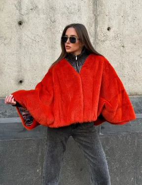 Красное меховое манто из норки, модель «Летучая мышь» с V - образной горловиной, без воротника