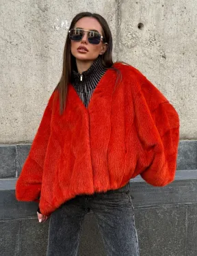 Красное меховое манто из норки, модель «Летучая мышь» с V - образной горловиной, без воротника