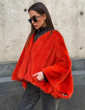 Красное меховое манто из норки, модель «Летучая мышь» с V - образной горловиной, без воротника