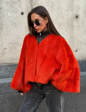 Красное меховое манто из норки, модель «Летучая мышь» с V - образной горловиной, без воротника