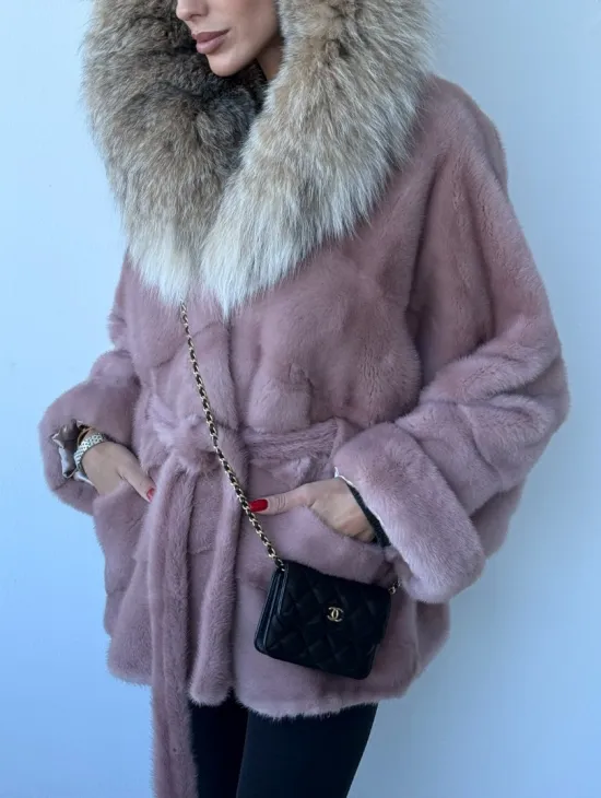 Шуба из норки Pink с капюшоном из меха рыси и манжетами на рукавах